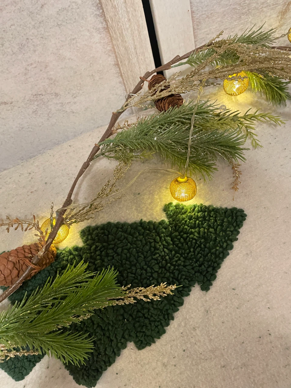 Set of 2 Lighted Christmas Wreaths and garland - photo 3