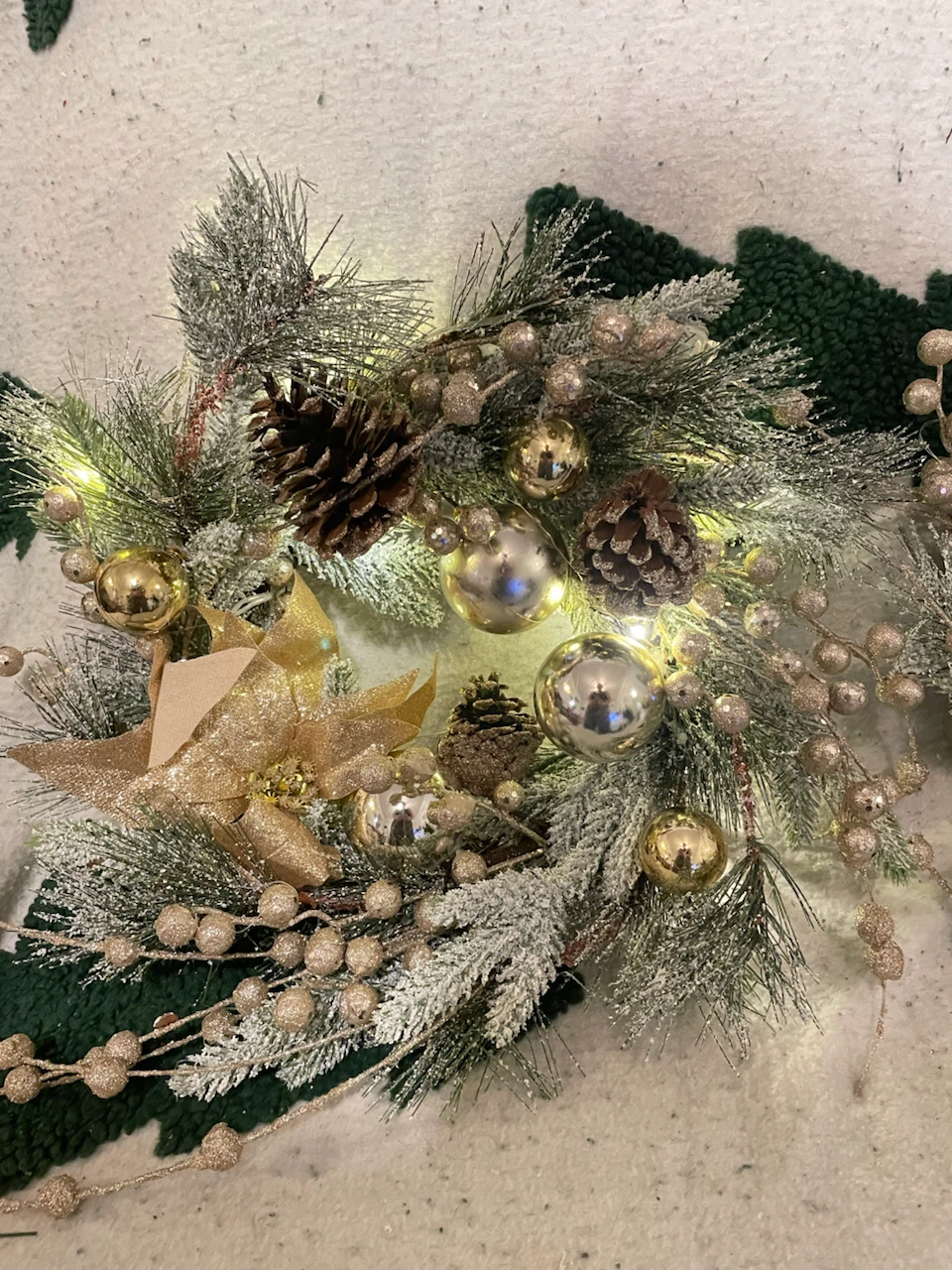 Set of 2 Lighted Christmas Wreaths and garland - photo 4