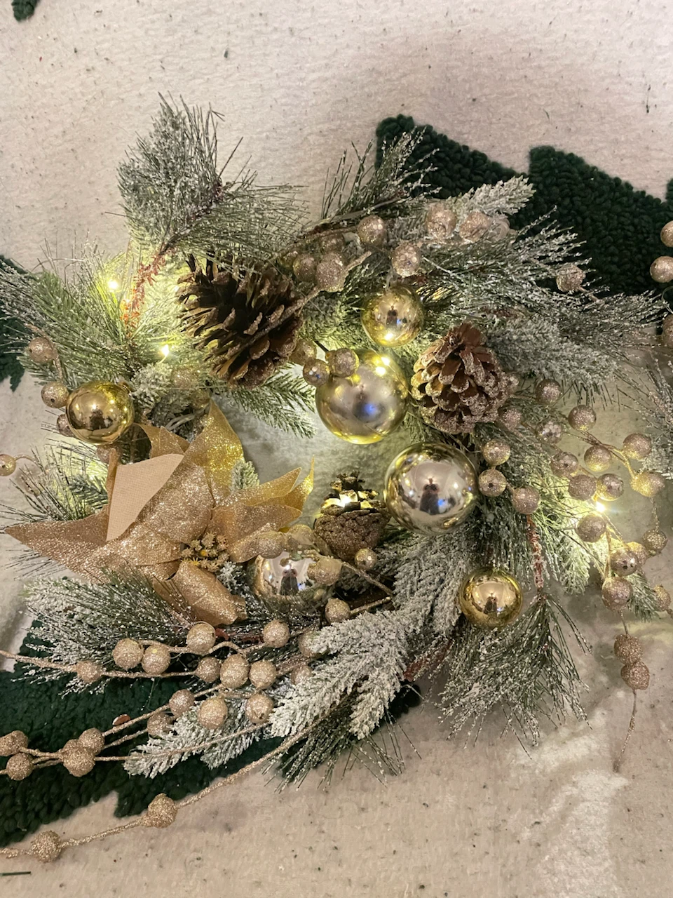 Set of 2 Lighted Christmas Wreaths and garland - photo 5