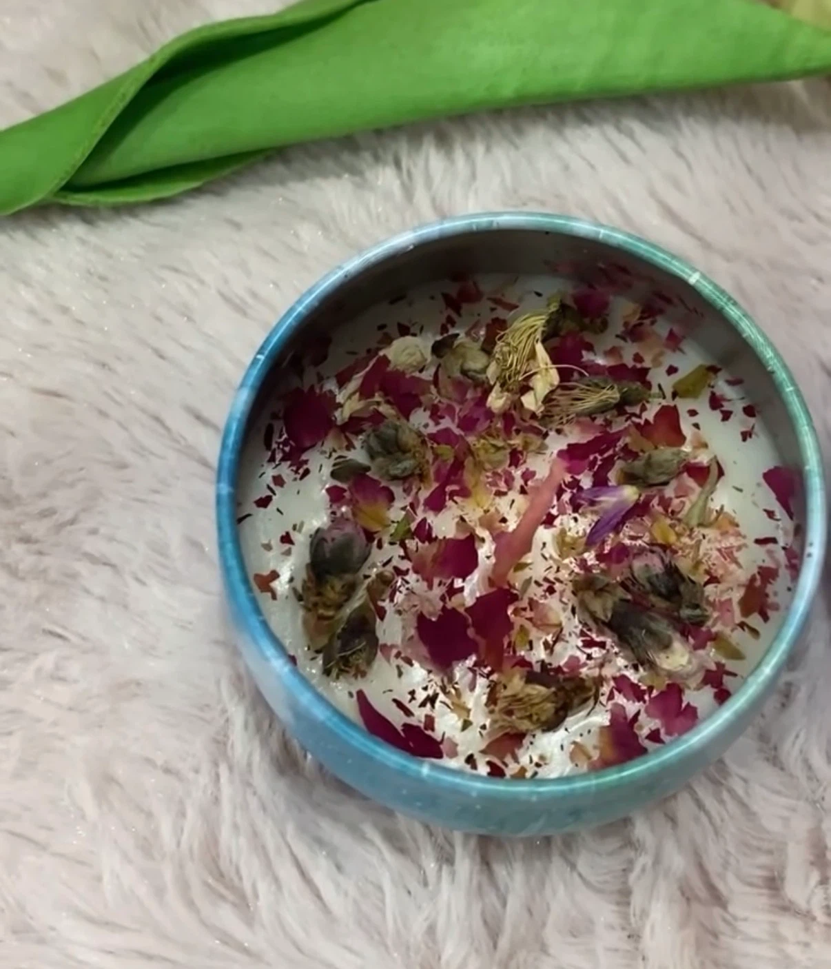 Floral scented tin candle