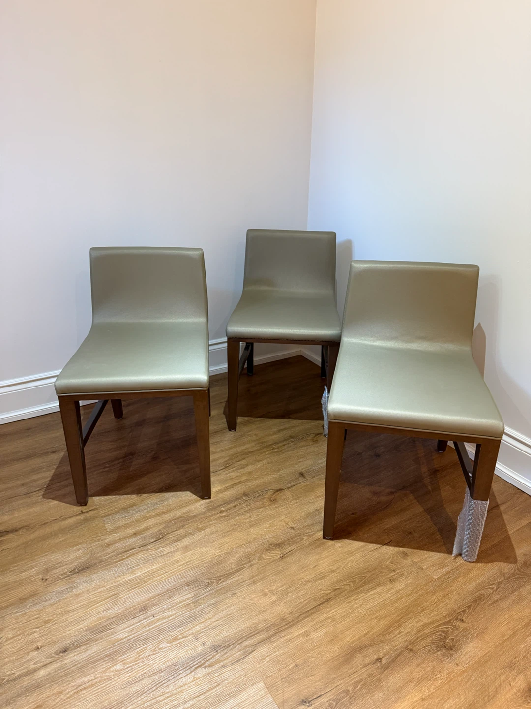 NEW Set of 3 modern dining stoolsSEAT HEIGHT 19”