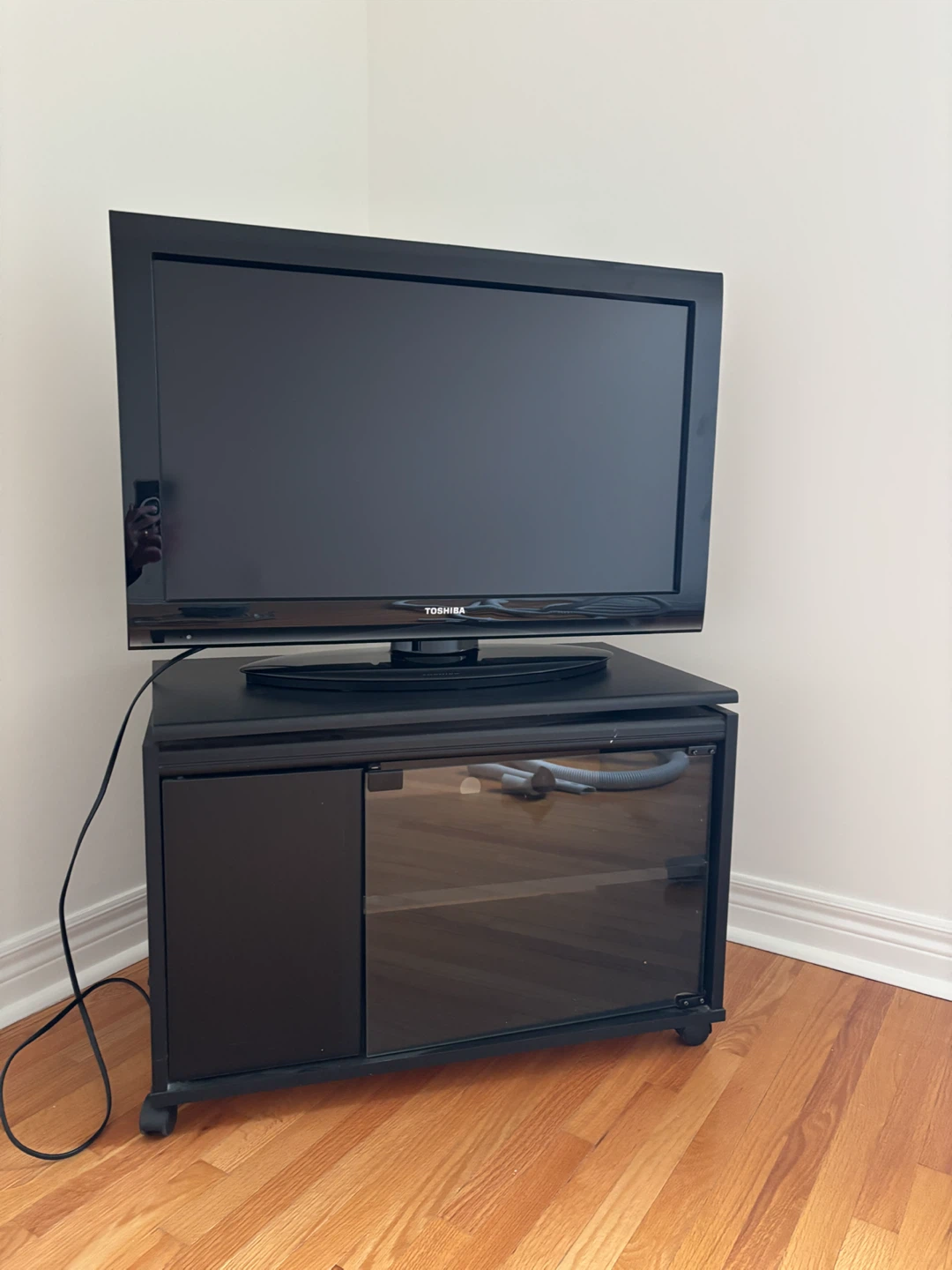 Toshiba 32-inch Television 32C120U WITH TV STAND