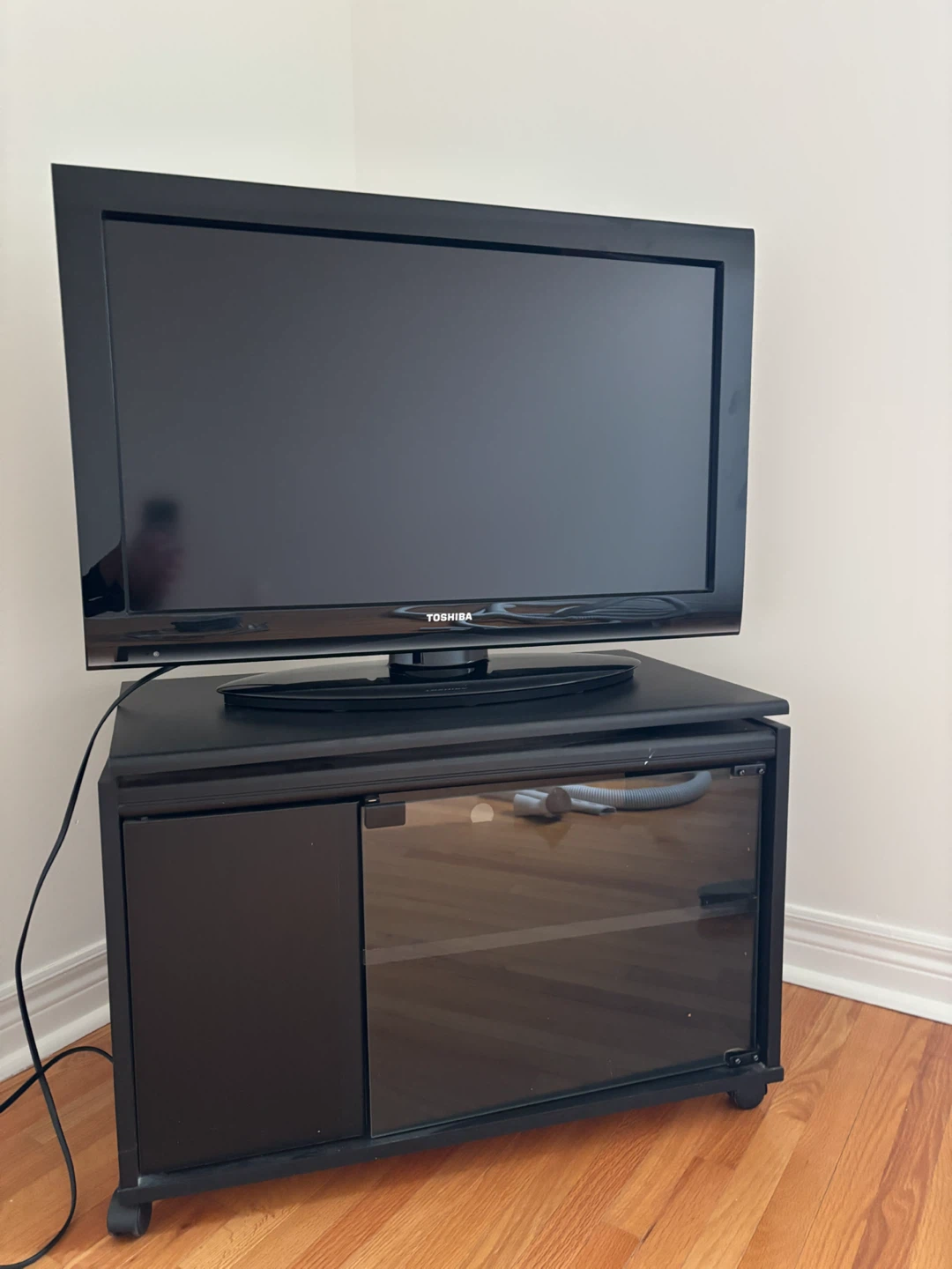 Toshiba 32-inch Television 32C120U WITH TV STAND - photo 2