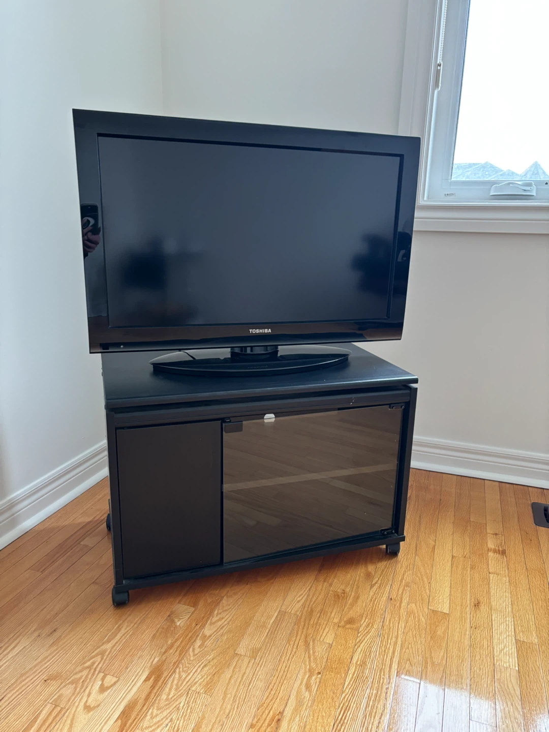 Toshiba 32-inch Television 32C120U WITH TV STAND - photo 3