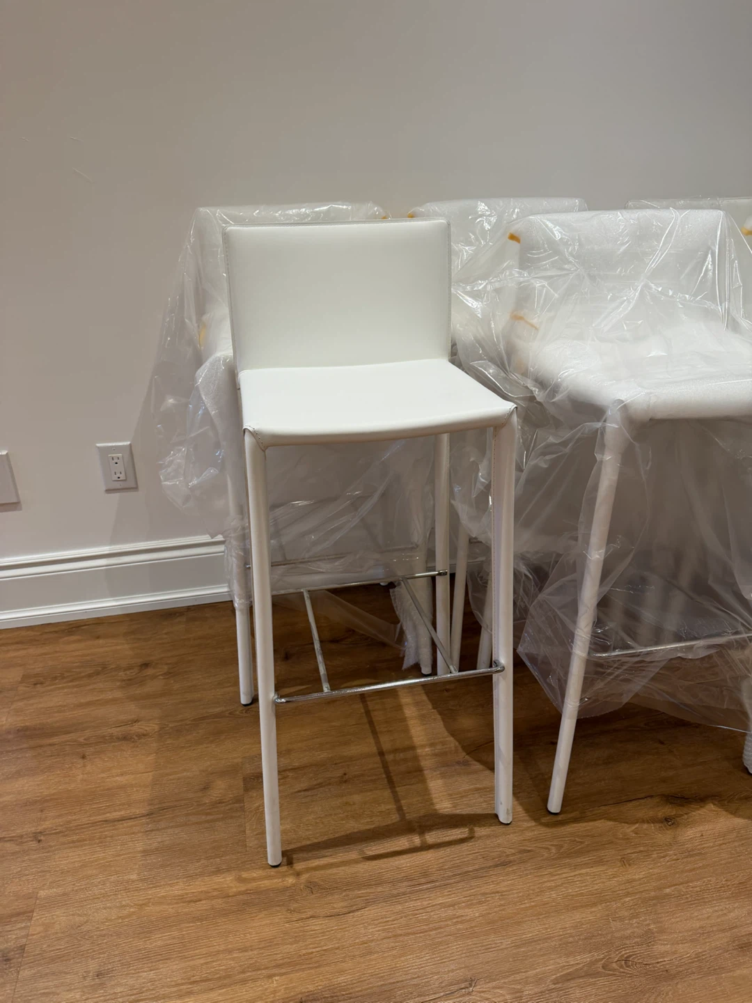 8 NEW White Leather Bar Stools SEAT HEIGHT 31” - photo 3