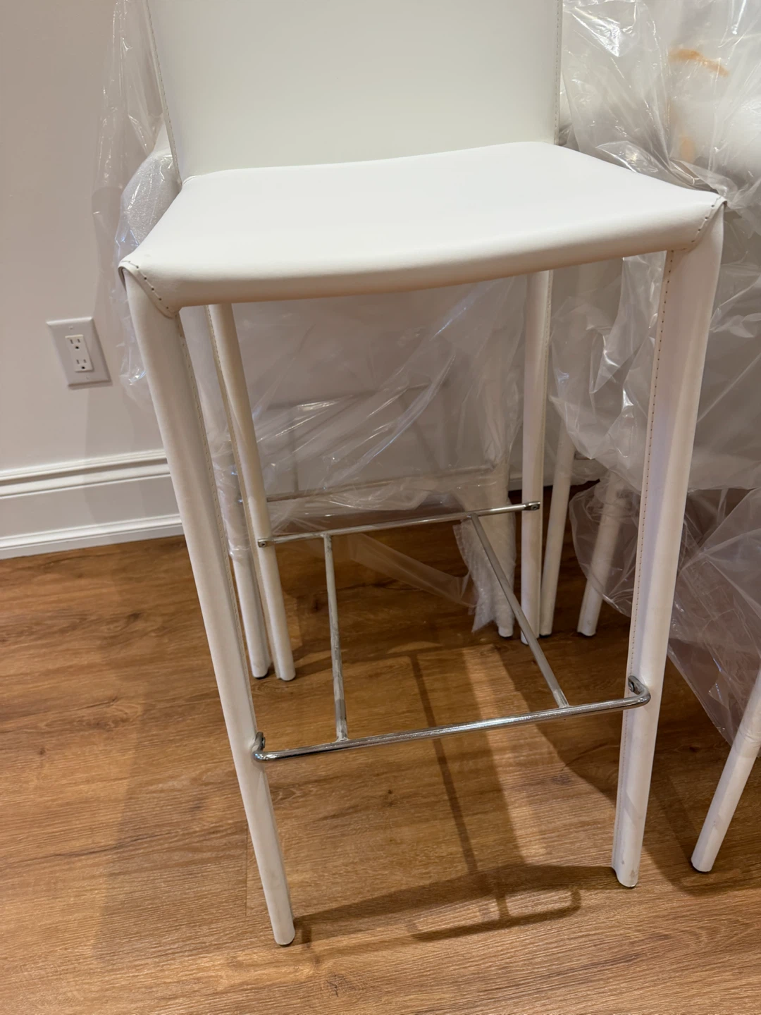 8 NEW White Leather Bar Stools SEAT HEIGHT 31” - photo 4