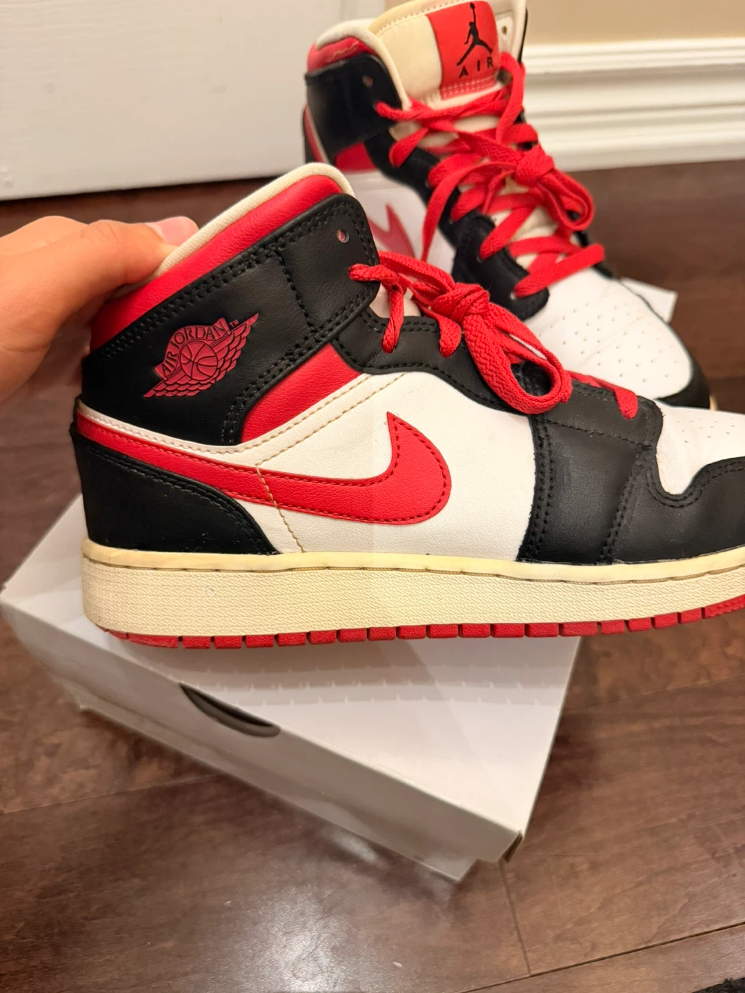 Air Jordan 1 Mid SE Youth Sneakers(Size 6.5 US) - photo 2