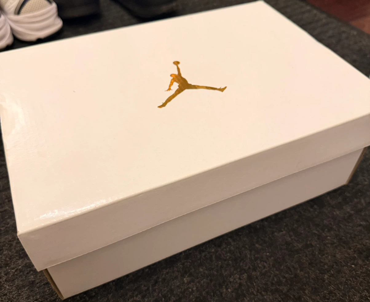 Air Jordan 1 Mid SE Youth Sneakers(Size 6.5 US) - photo 5