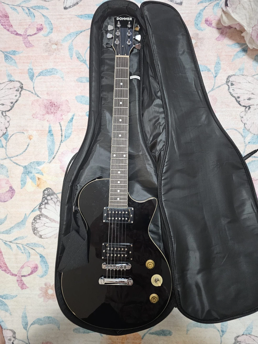 Donner Electric Guitar - Black with Gig Bag and Accessories - photo 4