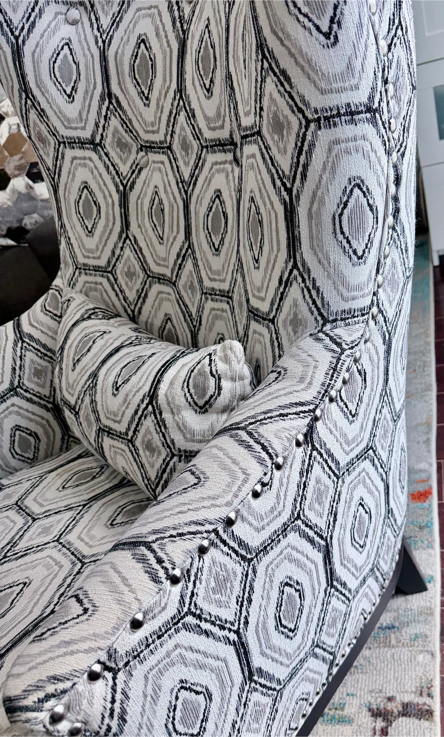 Beautiful Oversized Accent Chair – Excellent Condition - photo 5