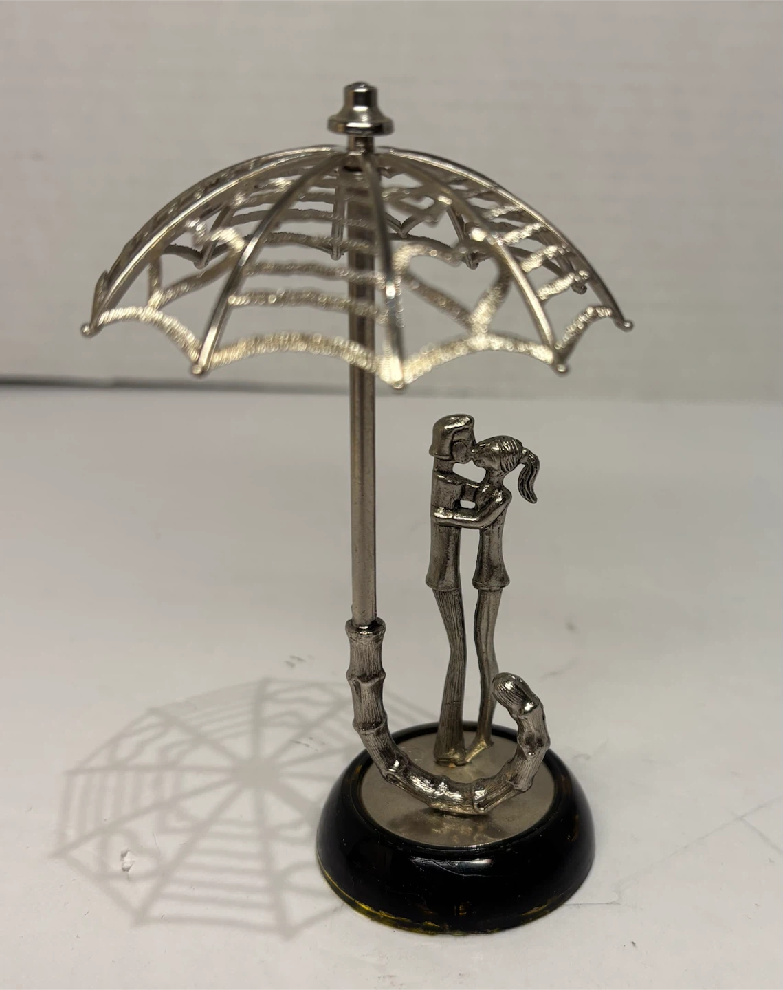 Vintage Kissing Couple Under Umbrella Figurine - photo 4
