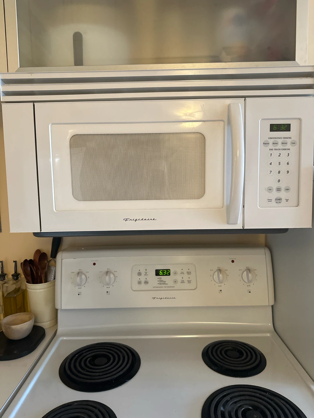 Frigidaire Electric Stove and Microwave - photo 2