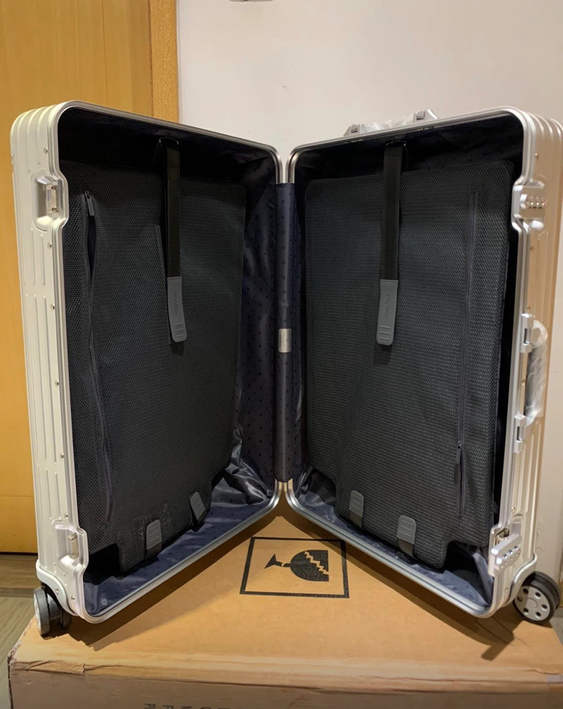 Rimowa Classic Silver Suitcase - photo 5