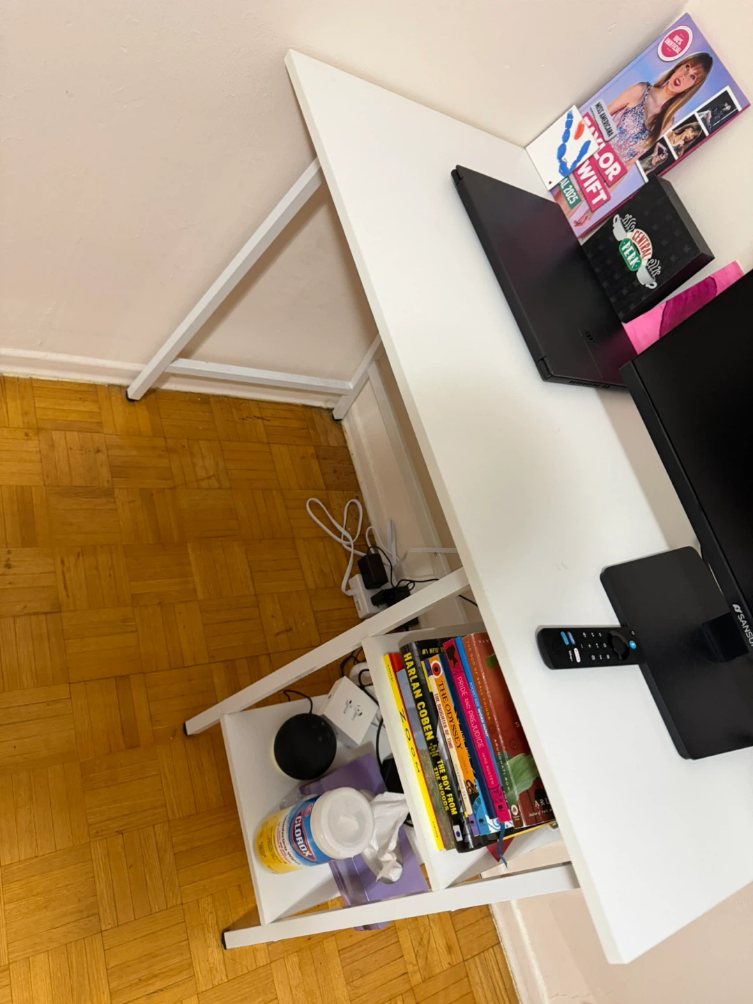 White computer desk with side shelving - photo 2