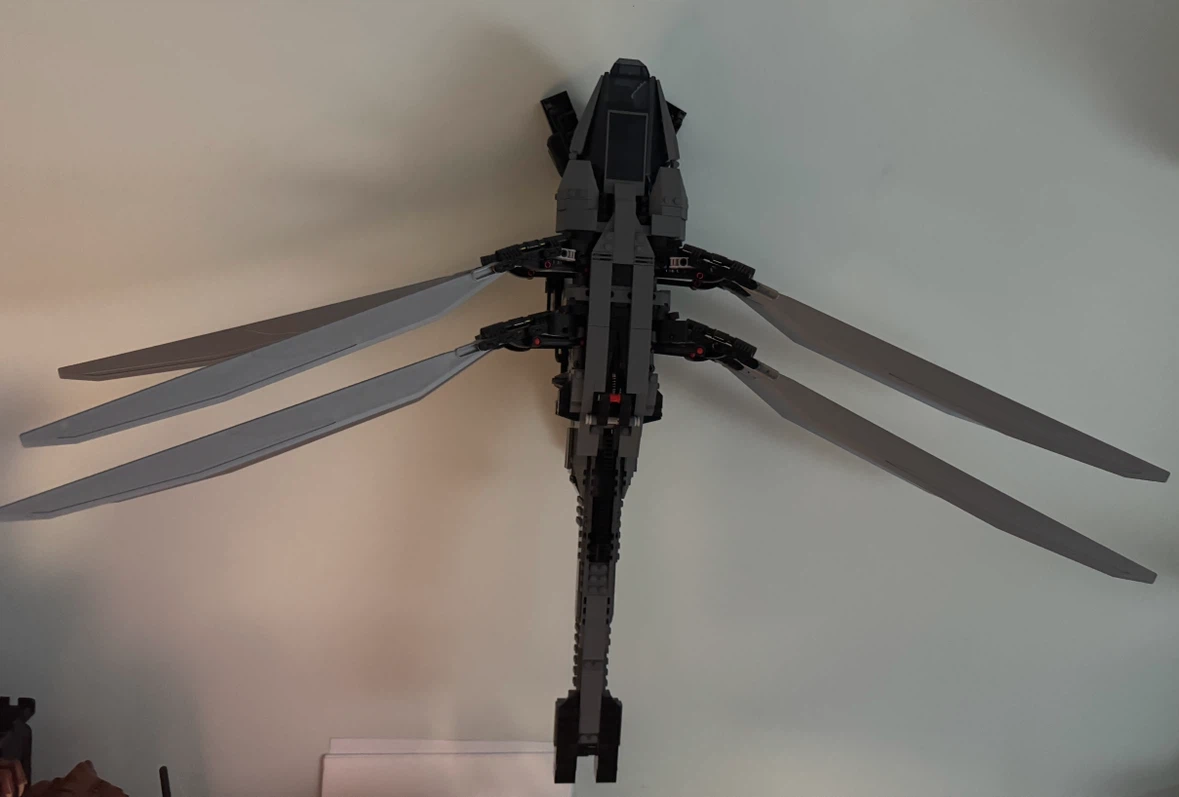 Lego Ornithopter with wall mount - photo 2