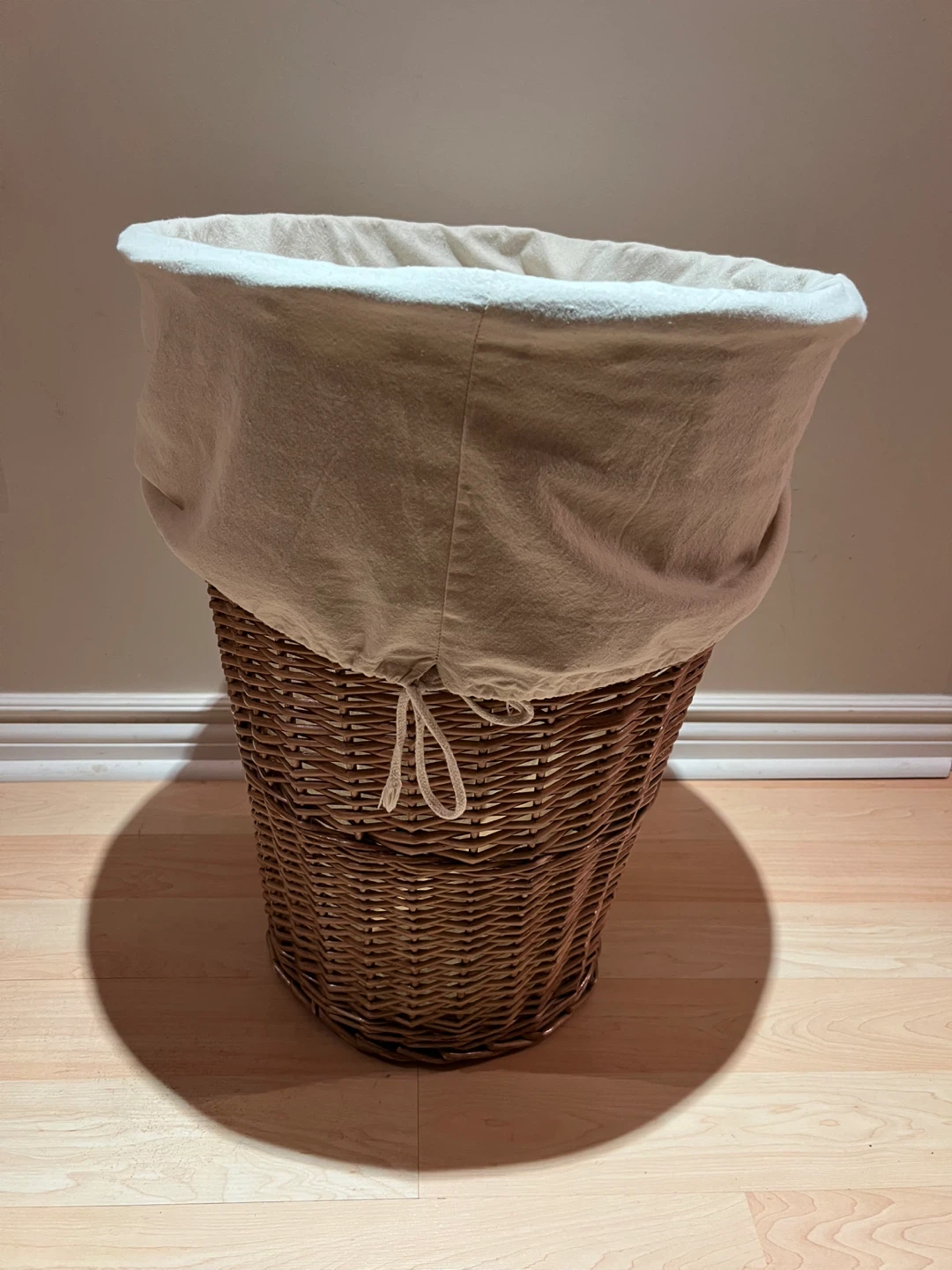 Wicker laundry basket with liner