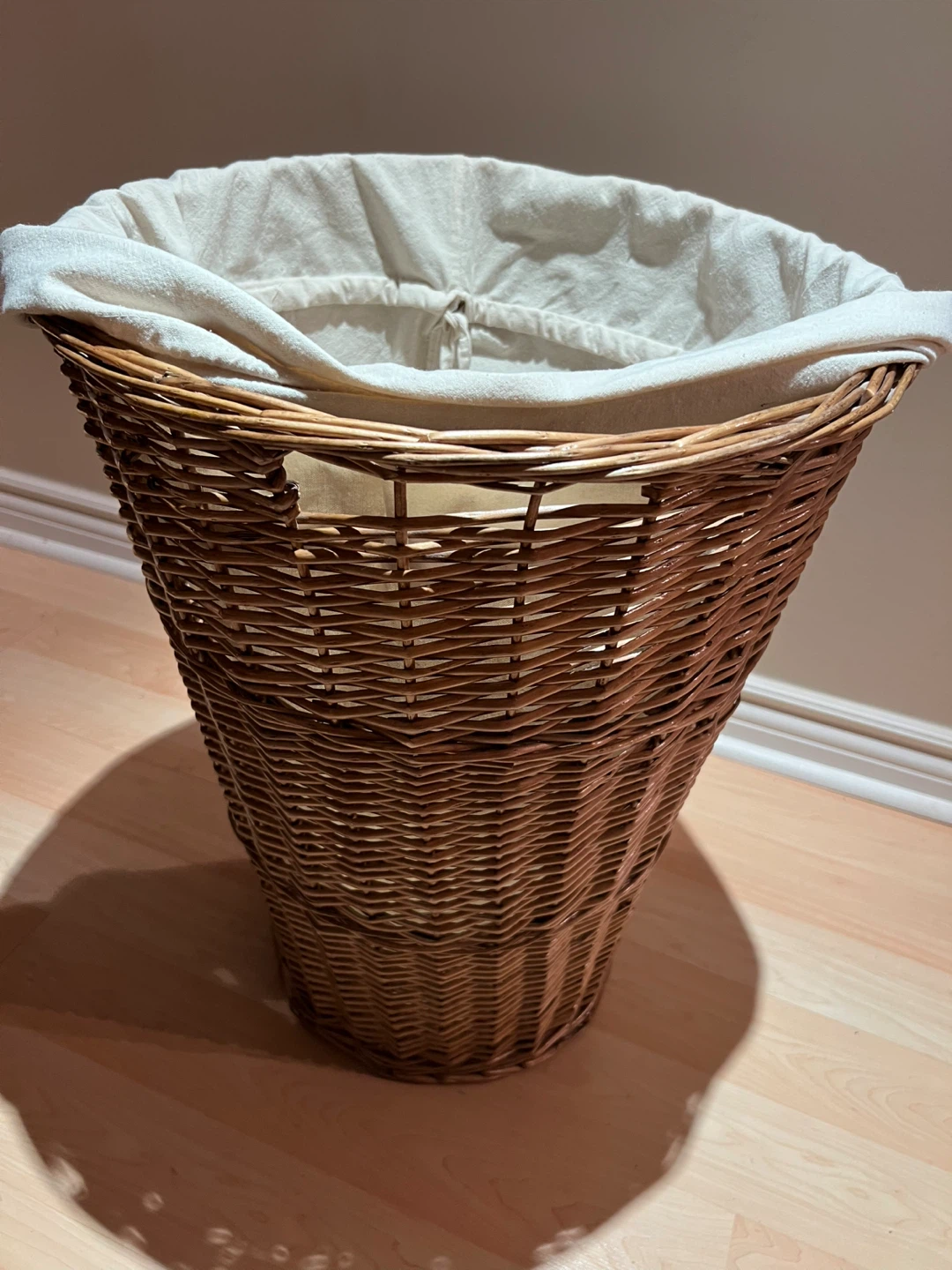 Wicker laundry basket with liner - photo 3