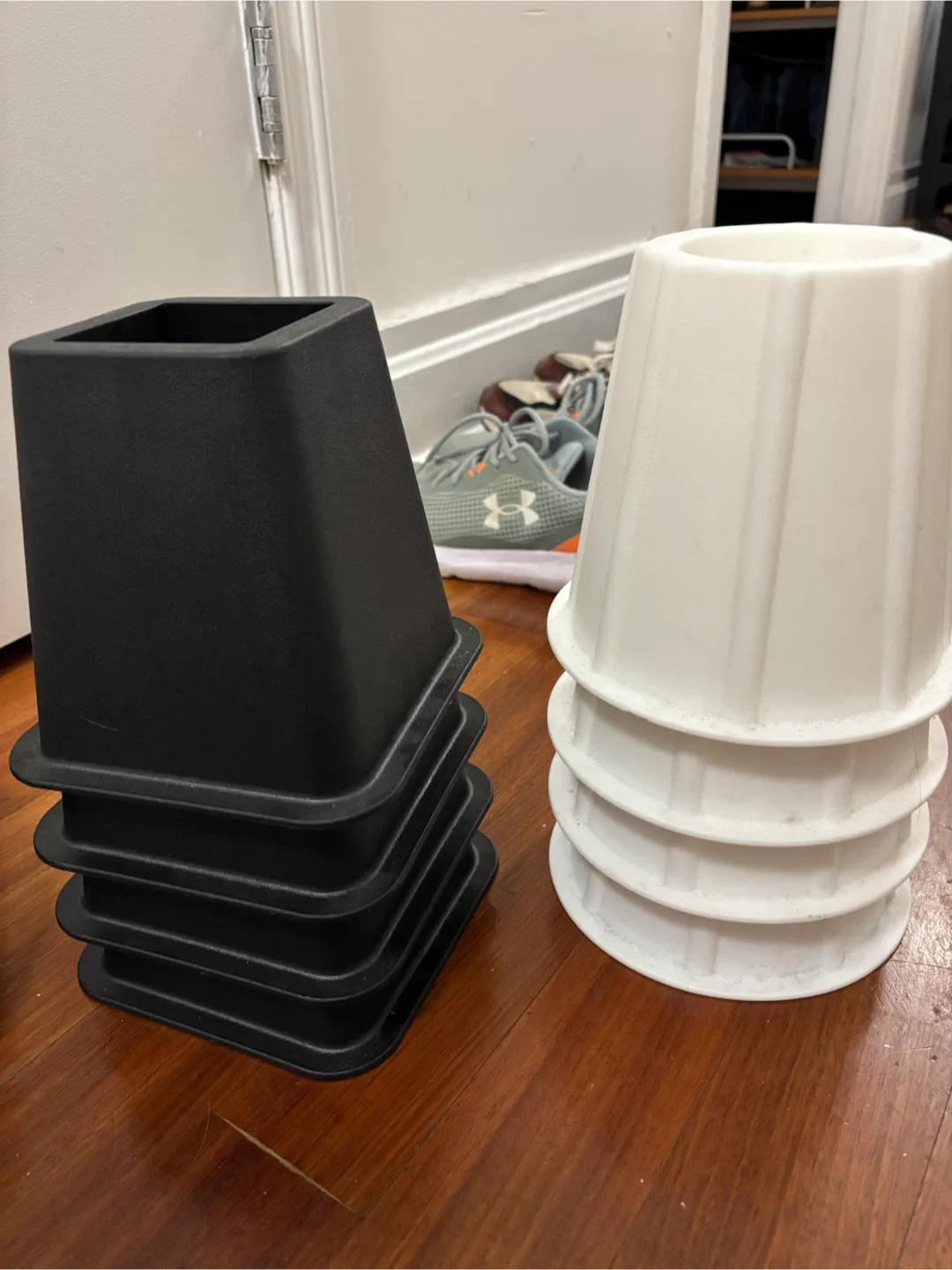 Bed Risers - Set of 8 (4 Black, 4 White)