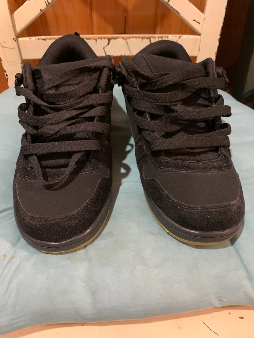 Black DC Shoes