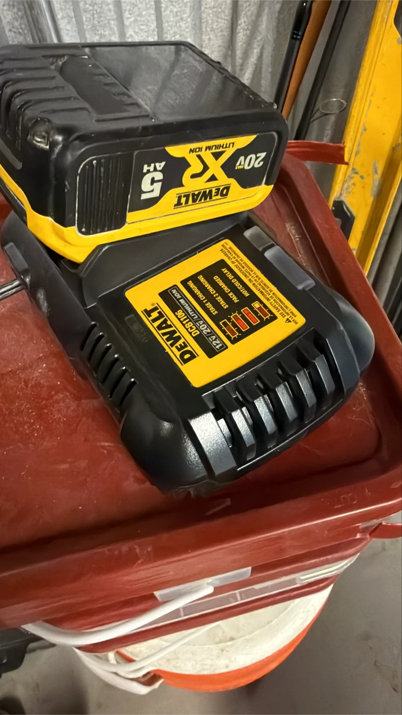 DEWALT 20V MAX 5Ah Lithium Ion Battery & DCB1106 Charger