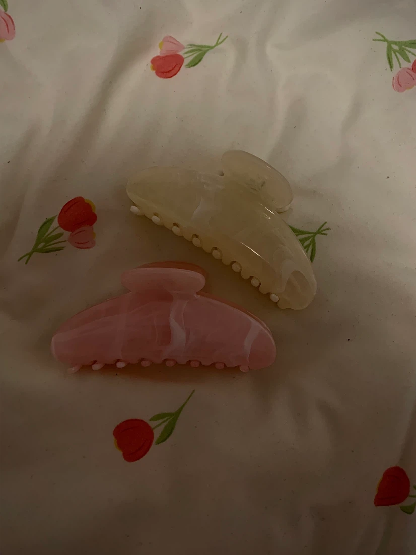 Set of two marble-look claw clips