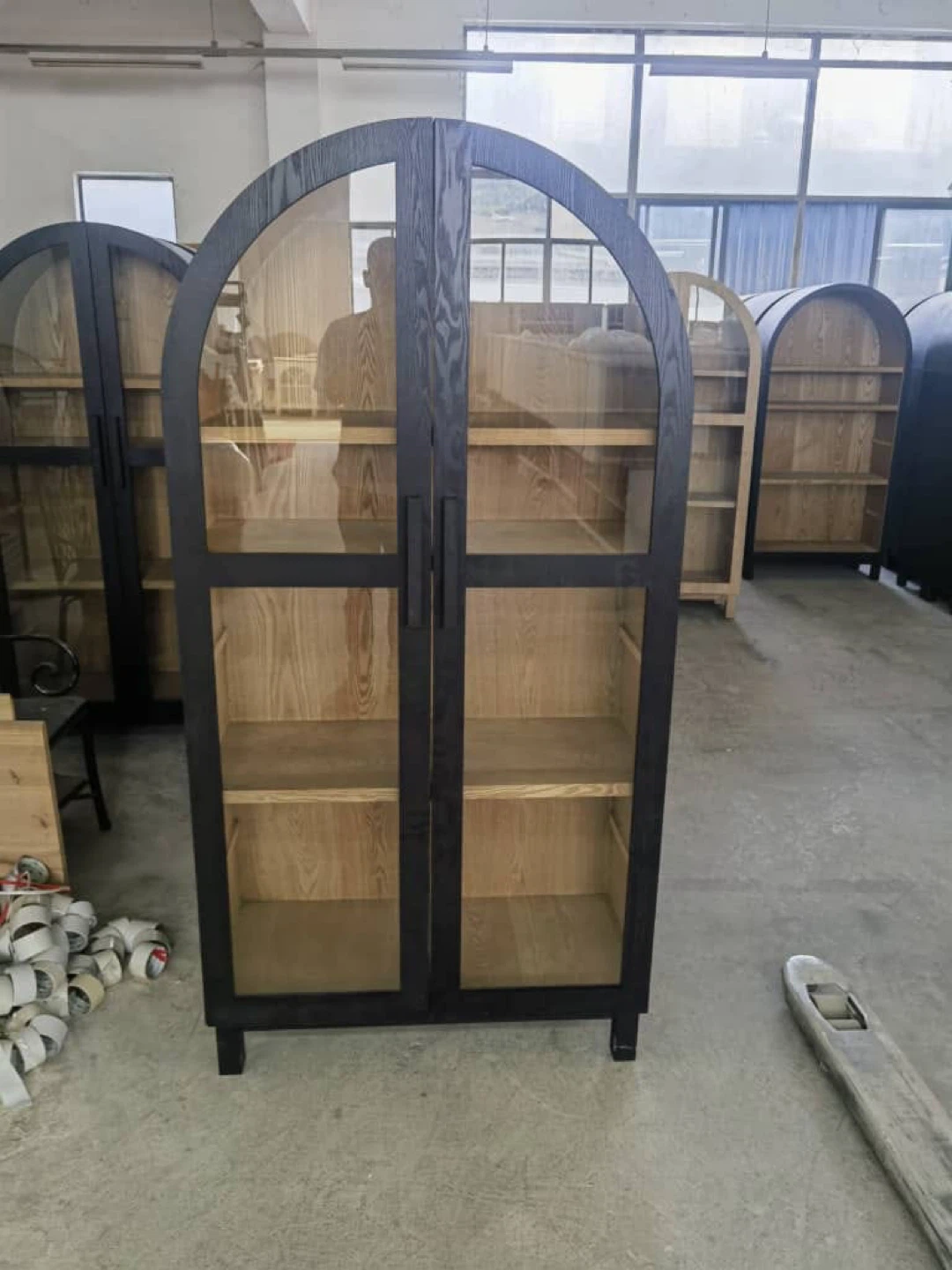 Black arched glass display cabinet - photo 2