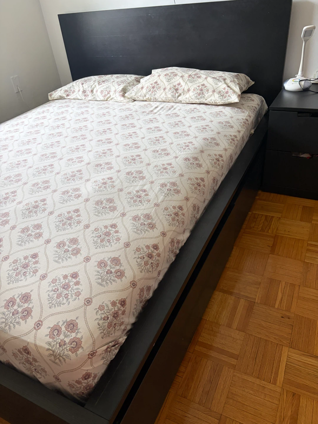 Queen sized bed frame - photo 3