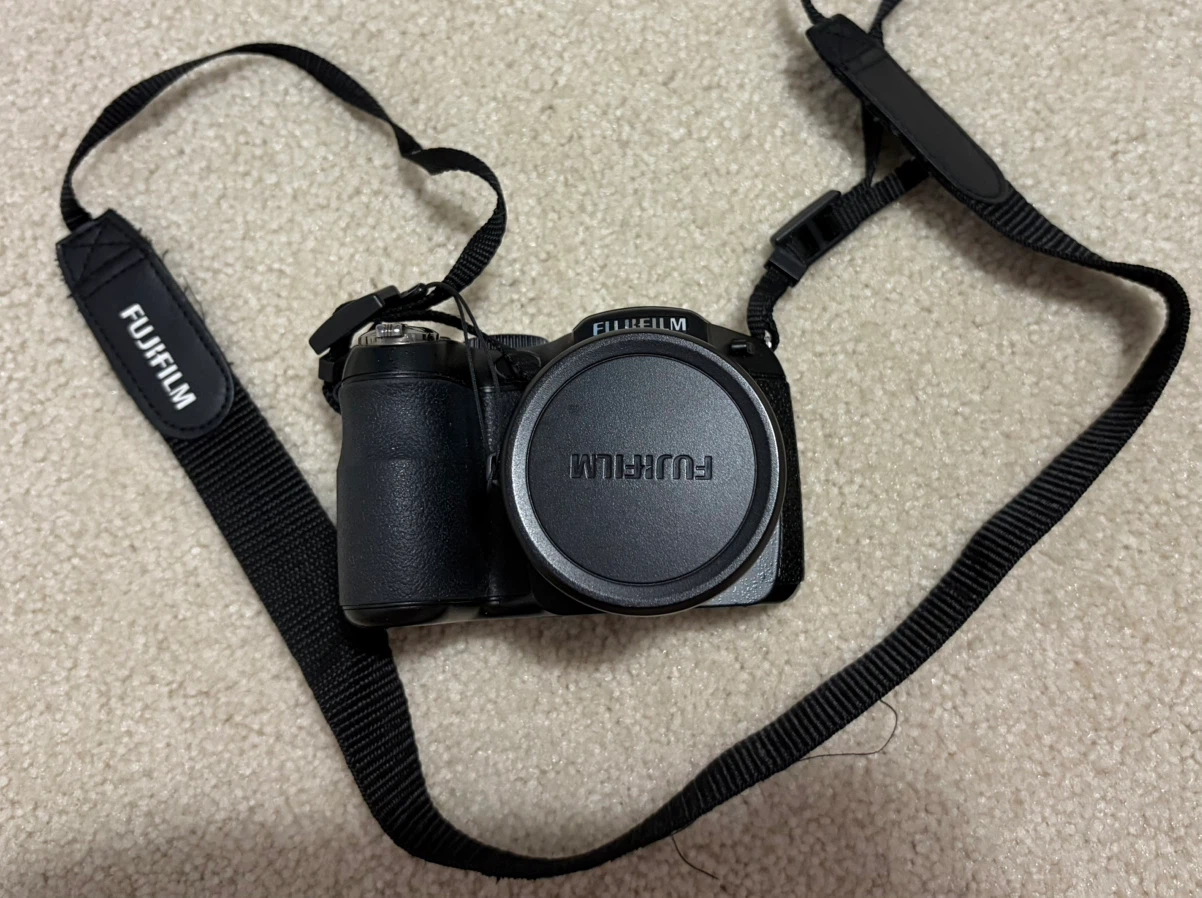 FujiFilm digital camera FinePix S2950