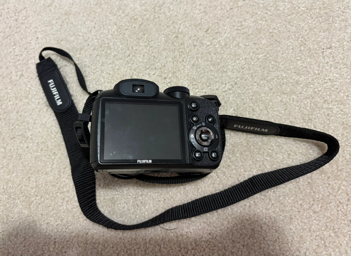 FujiFilm digital camera FinePix S2950 - photo 3
