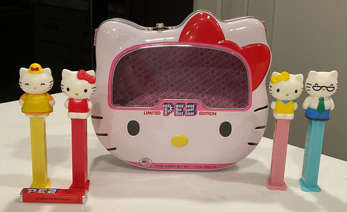 Hello Kitty PEZ Tin with 4 Dispensers - photo 2