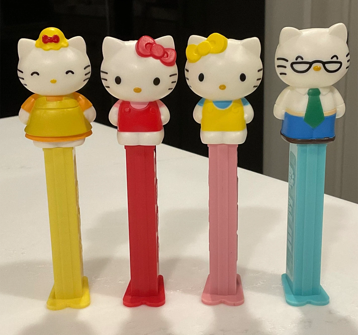 Hello Kitty PEZ Tin with 4 Dispensers - photo 3