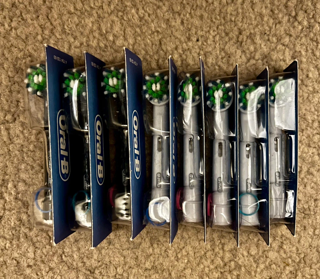 8 Oral-B Toothbrush Replacement Heads - photo 2