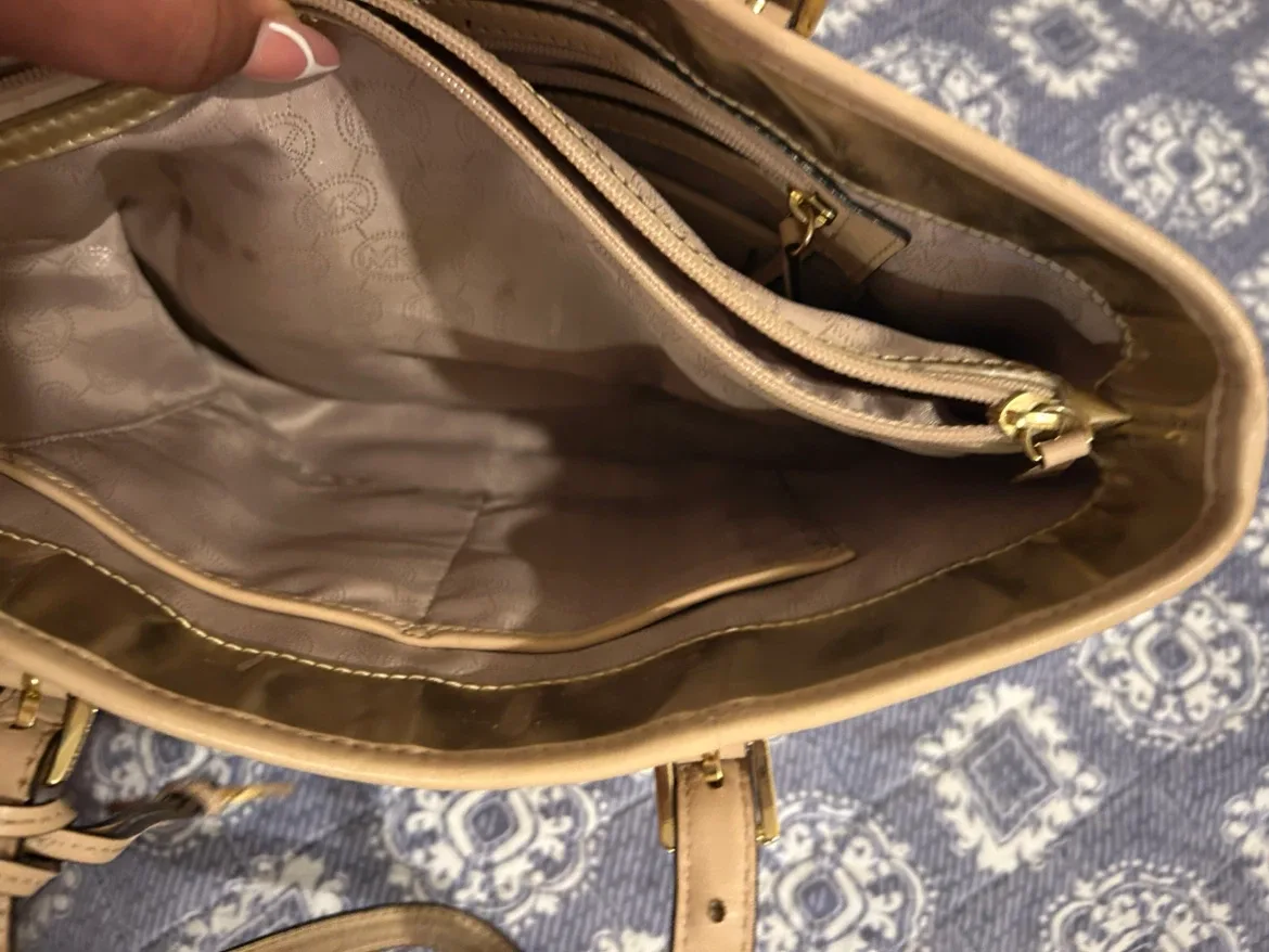 Michael Kors Gold Logo Tote Bag - photo 2