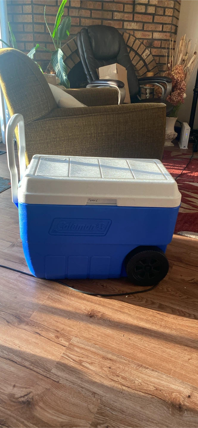 40 Qt. Coleman Rolling Cooler with wheels