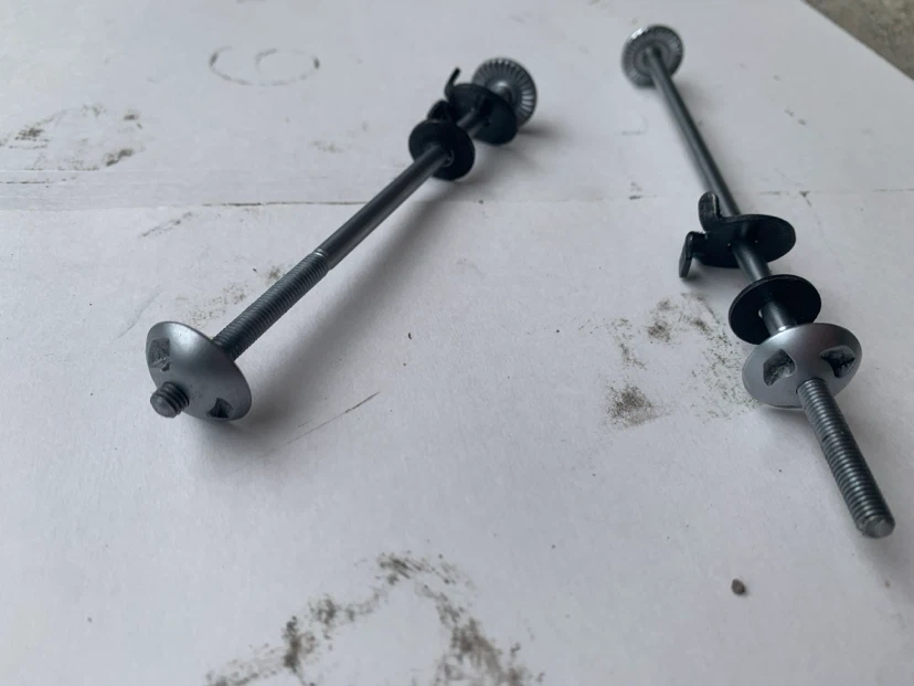 Pair of Metal Screws with Washers - photo 4