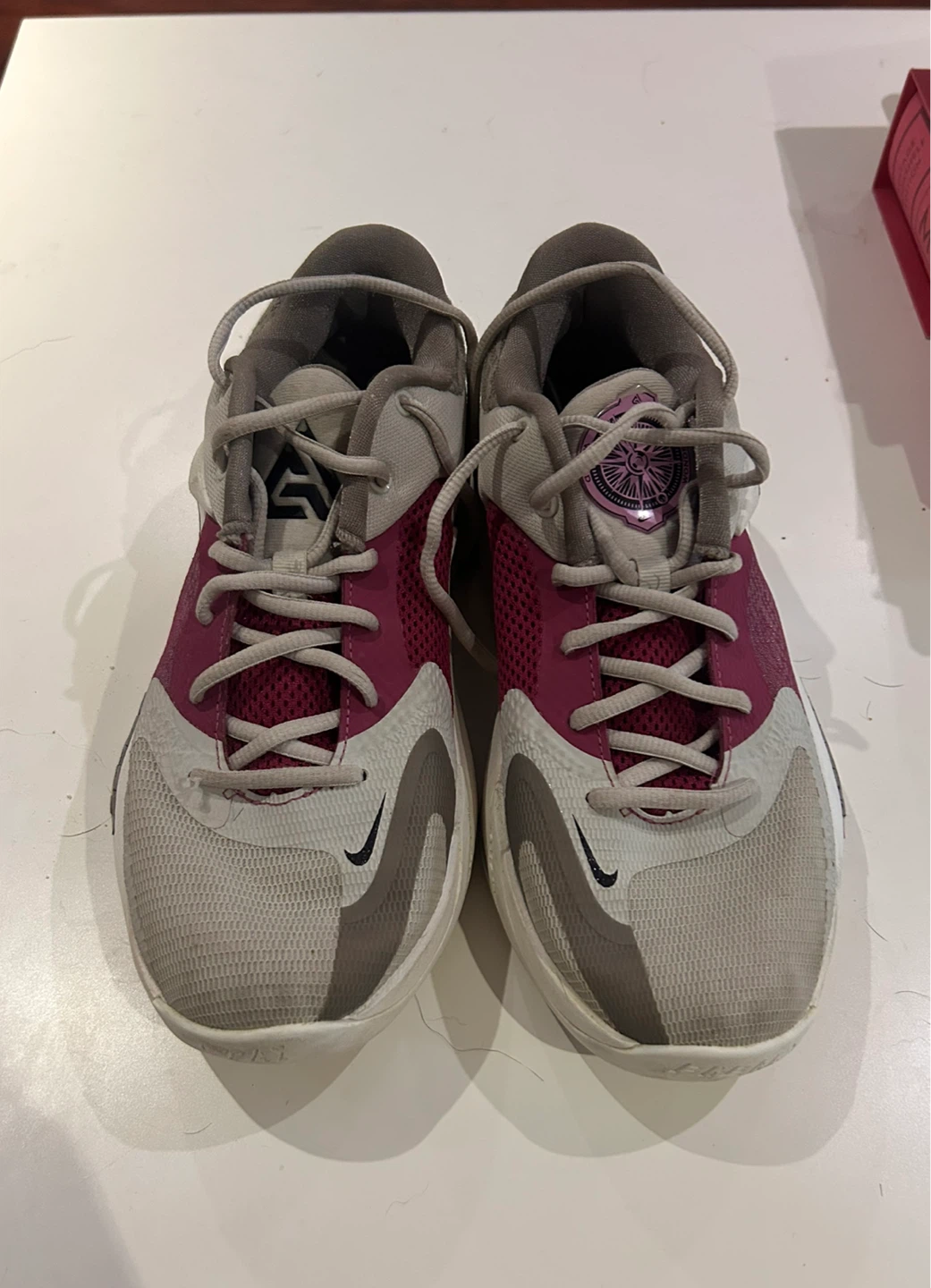 SIZE 8.5 Giannis Freak 3