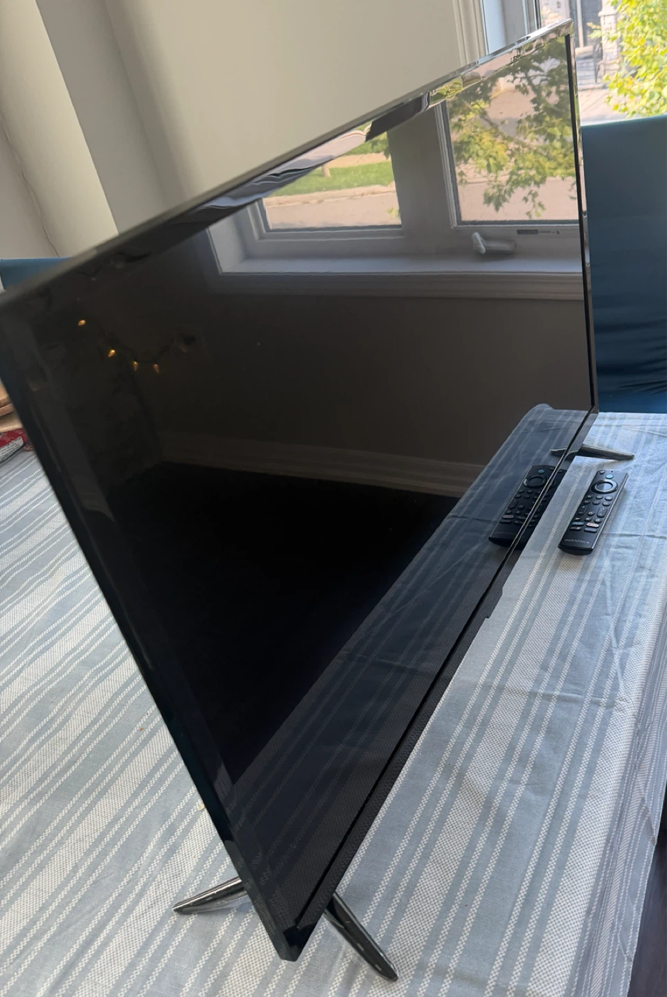 Insignia 32" 1080p FHD LED Smart TV - photo 2