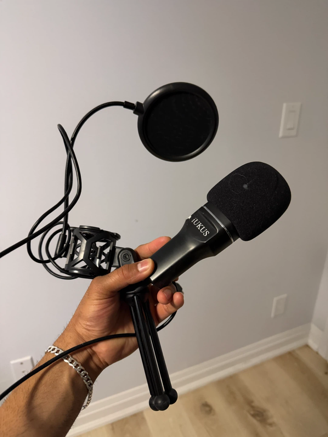iUKUS Microphone with Stand and Pop Filter