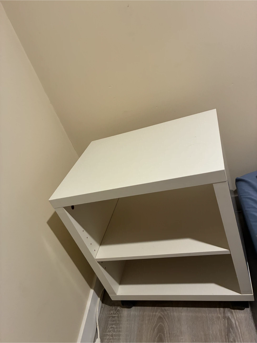 MOVING SALE : White shelf with wheels - photo 3