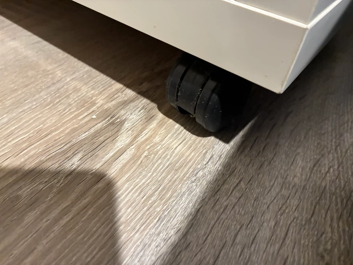 MOVING SALE : White shelf with wheels - photo 4