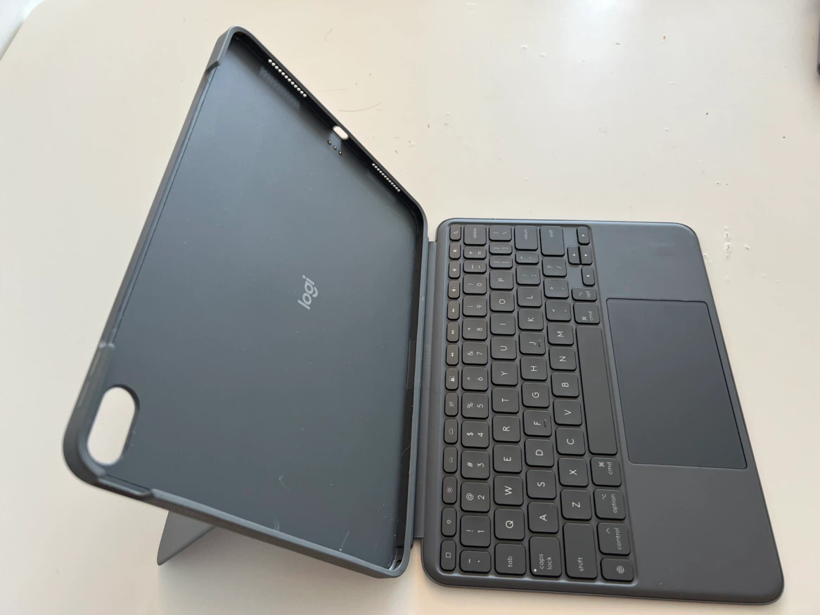 Logitech Combo Touch for iPad Air 11-inch (M2/M3/M4)