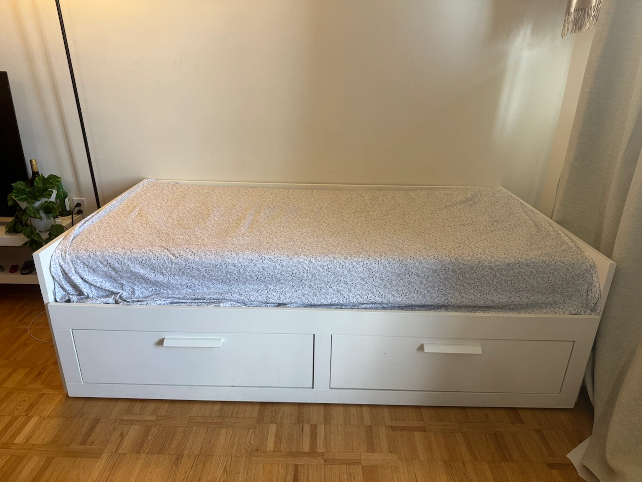 Moving sale : Ikea White Daybed with Two Storage Drawers