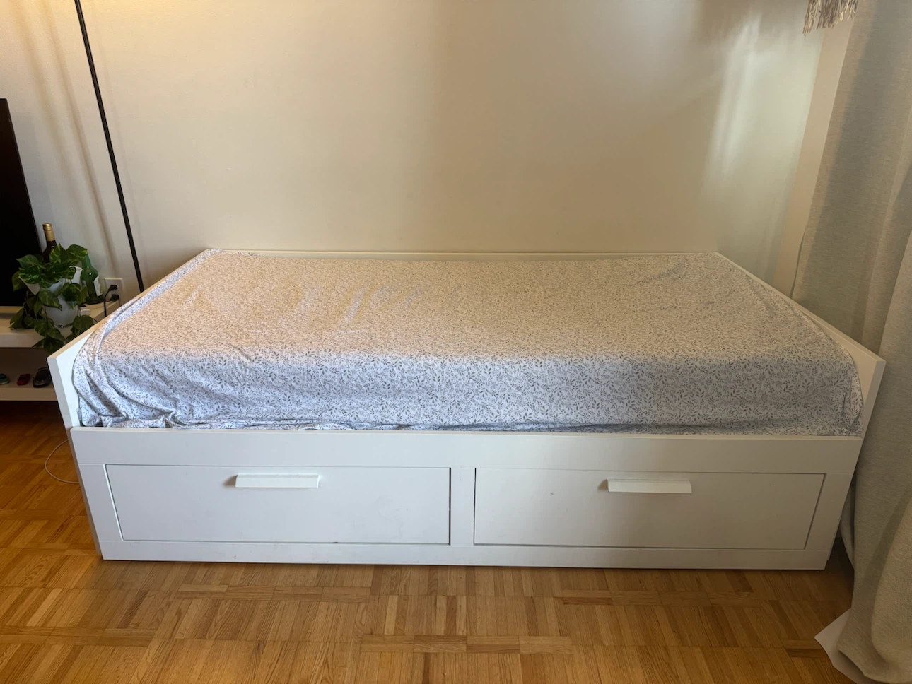 Moving sale : Ikea White Daybed with Two Storage Drawers - photo 2