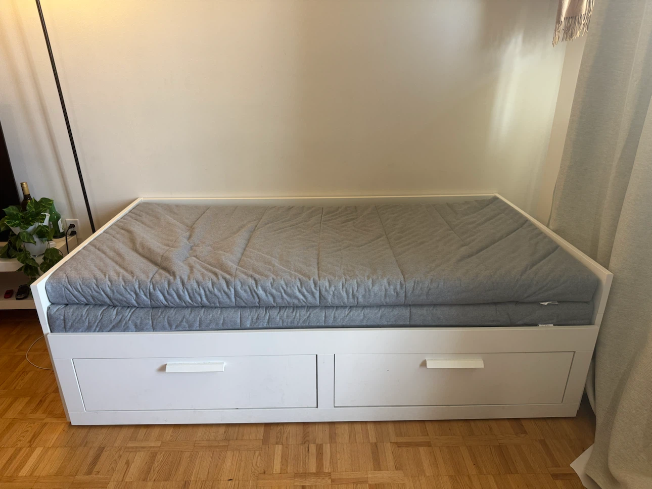Moving sale : Ikea White Daybed with Two Storage Drawers - photo 3