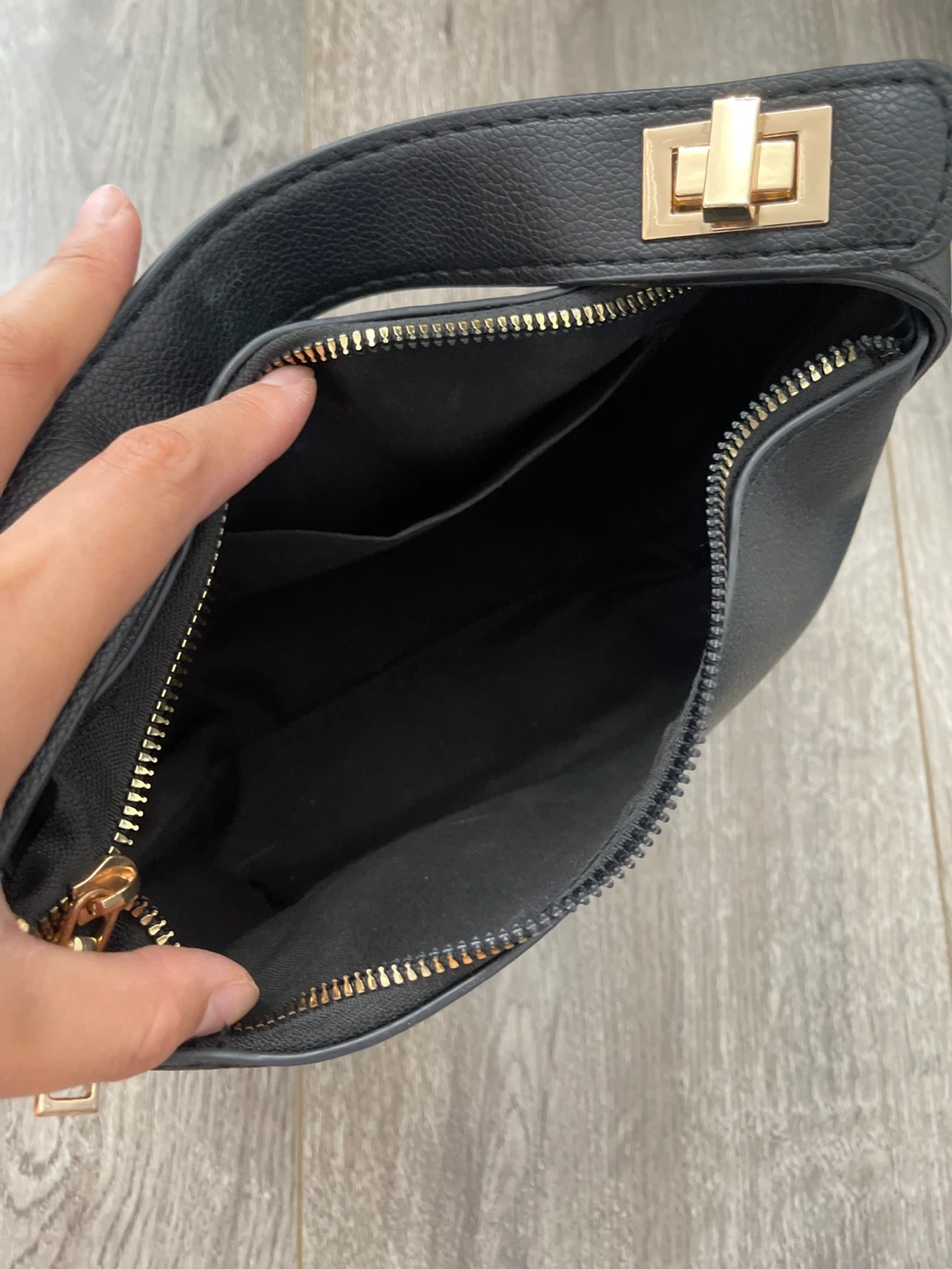 Black bag with gold clasp - photo 3