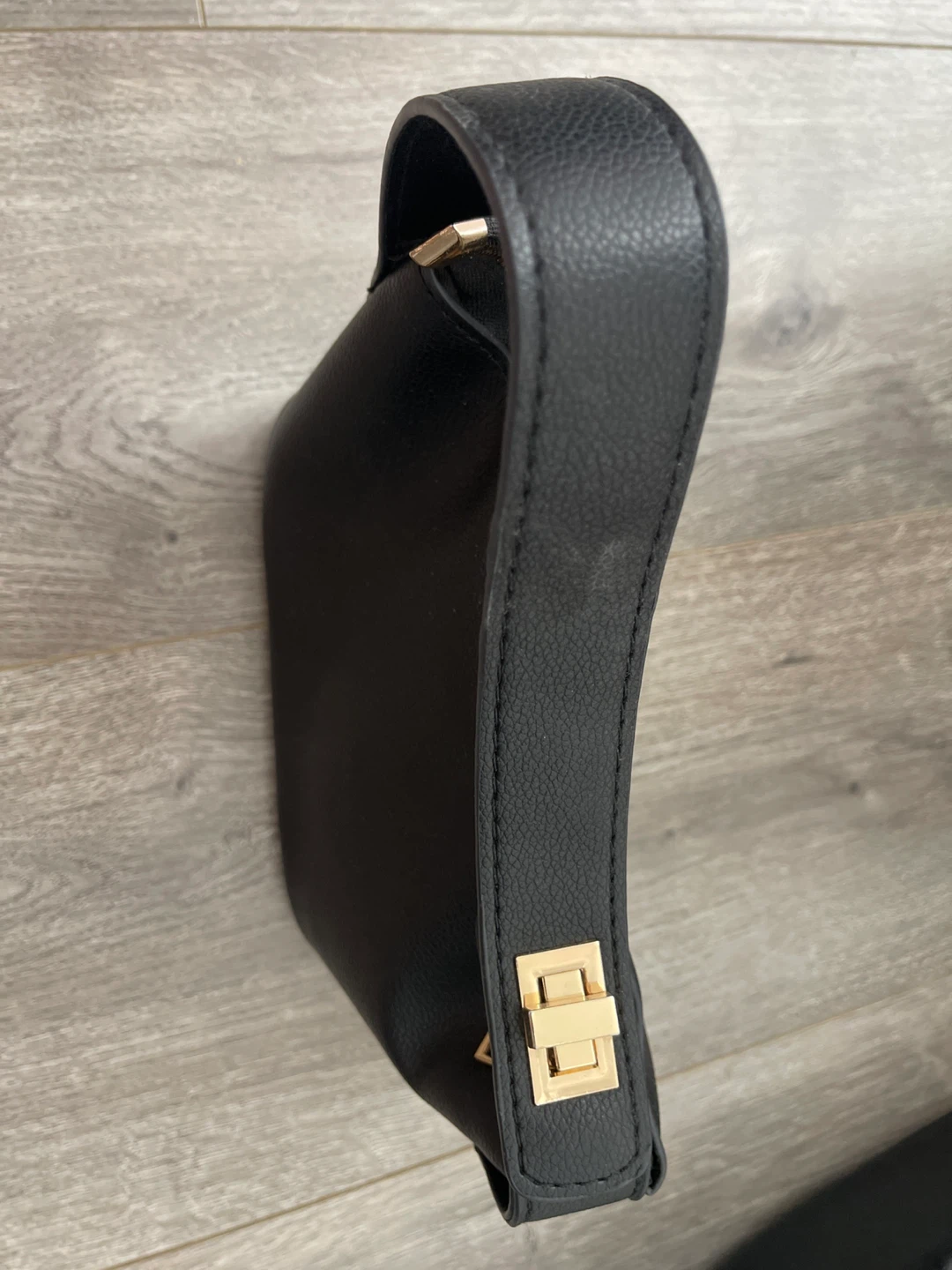 Black bag with gold clasp - photo 2