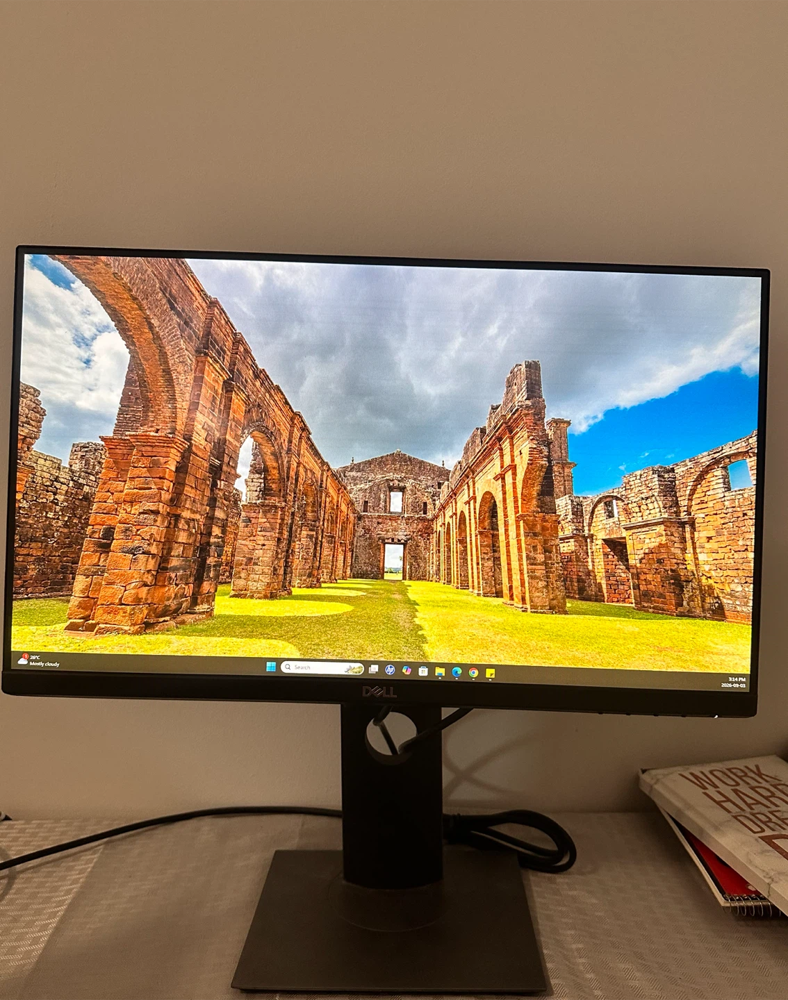 Dell P2219H 21.5 inch screen desktop