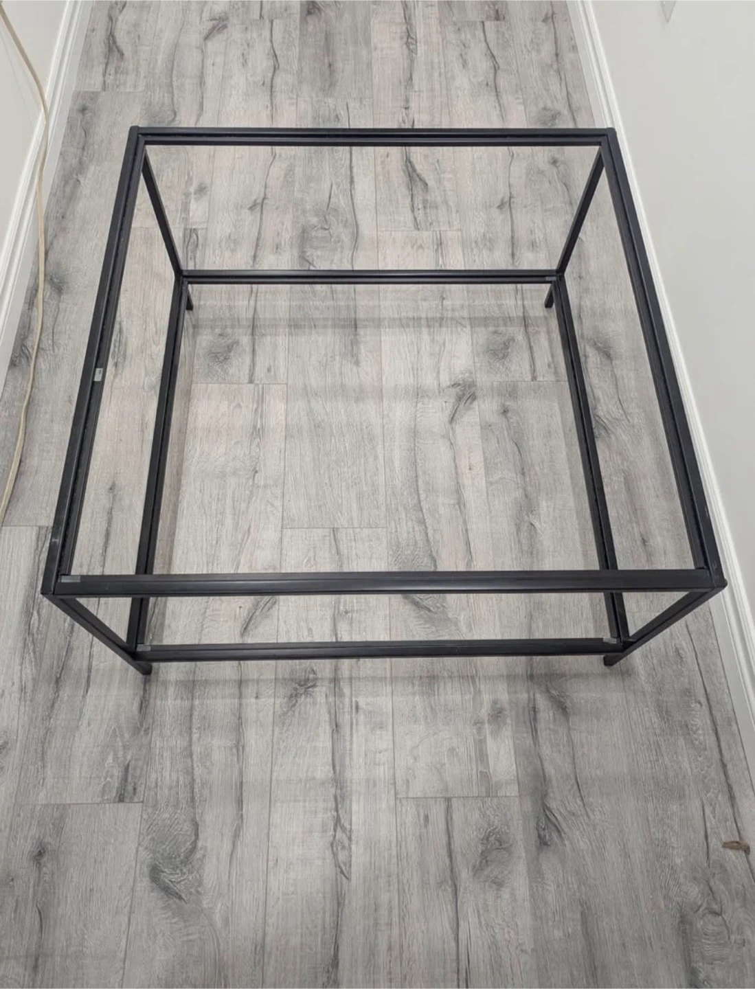 Coffee table and end table in great condition - photo 2