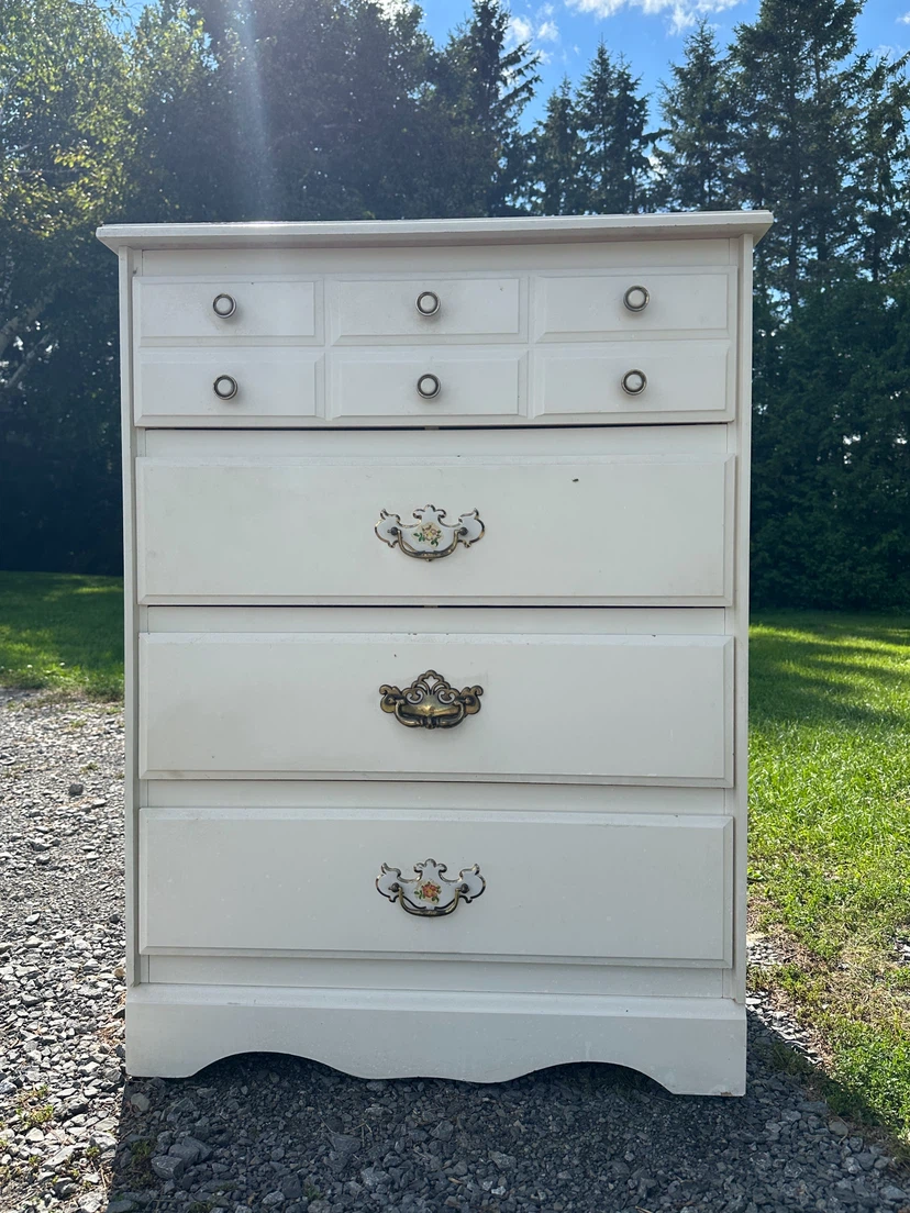 Vintage White 4-Drawer Tall Dresser (CAN DELIVER)
