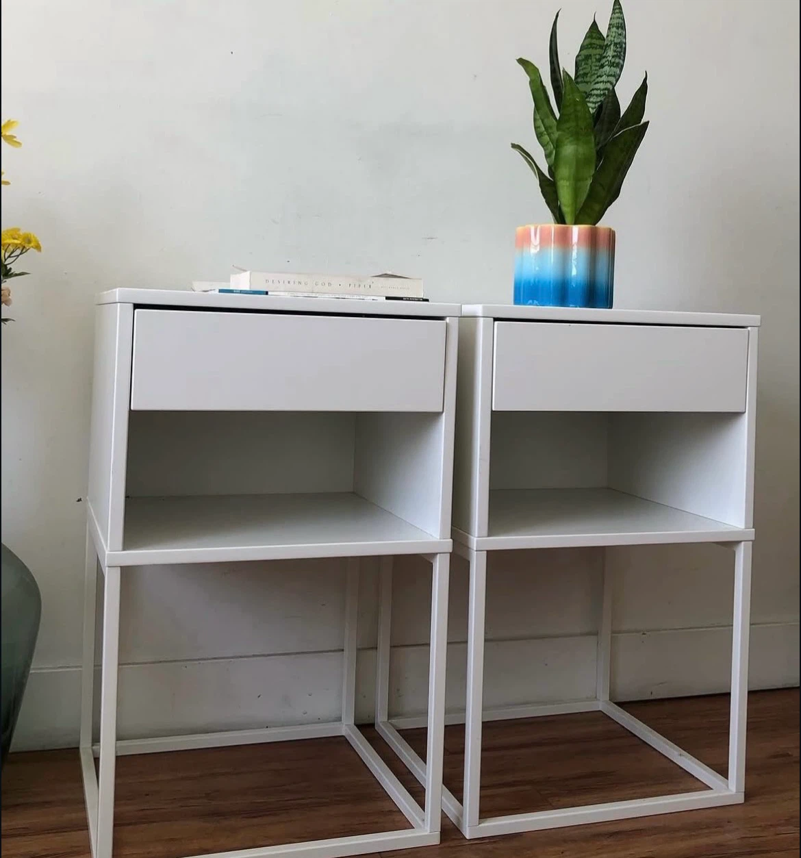 Set of Two White Modern Nightstands